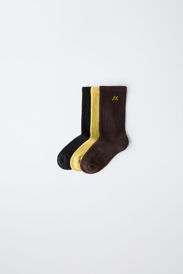 PACK TRES CALCETINES LOGO - Marrón de Zara