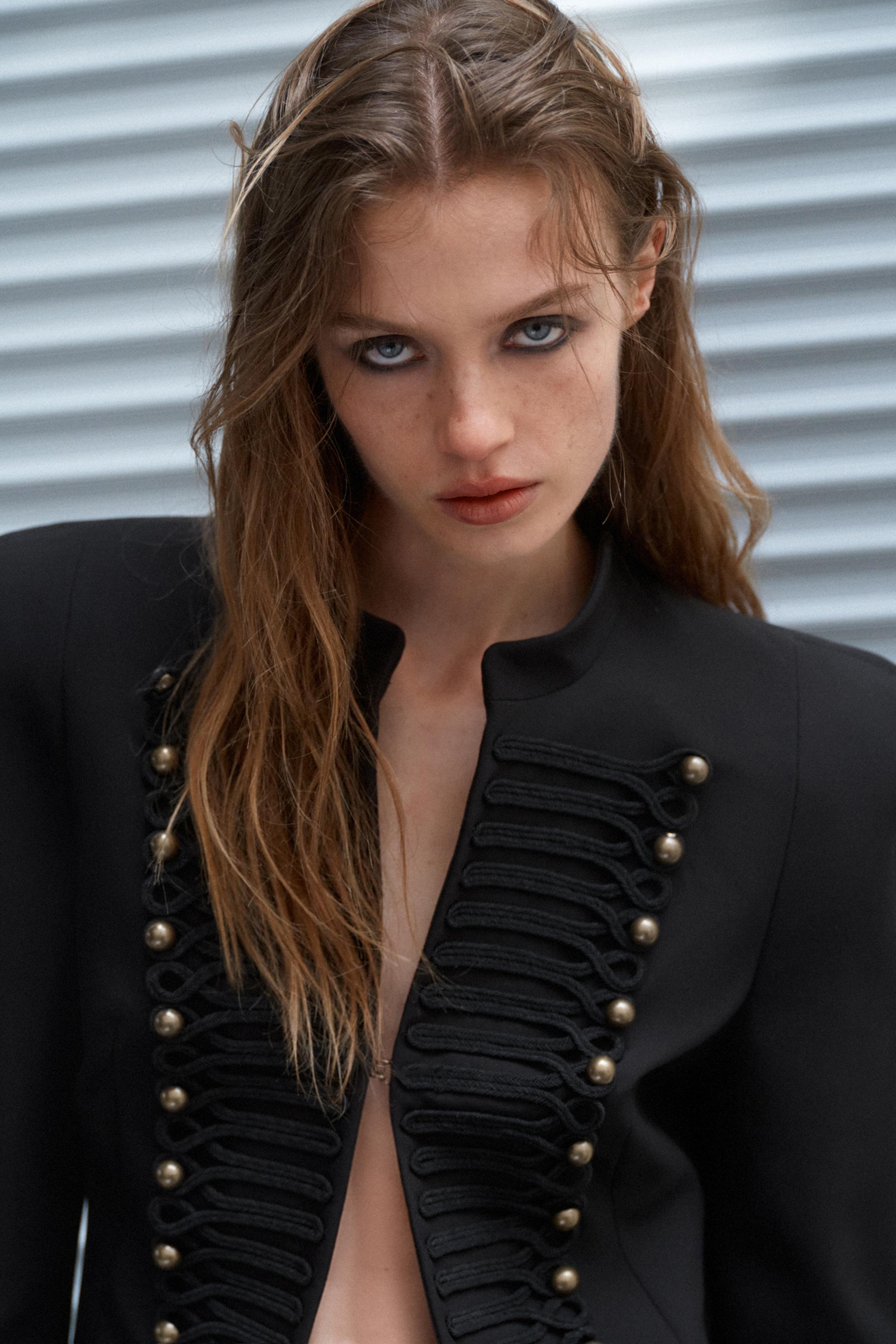 VESTE AJUSTÉE À ÉPAULETTES