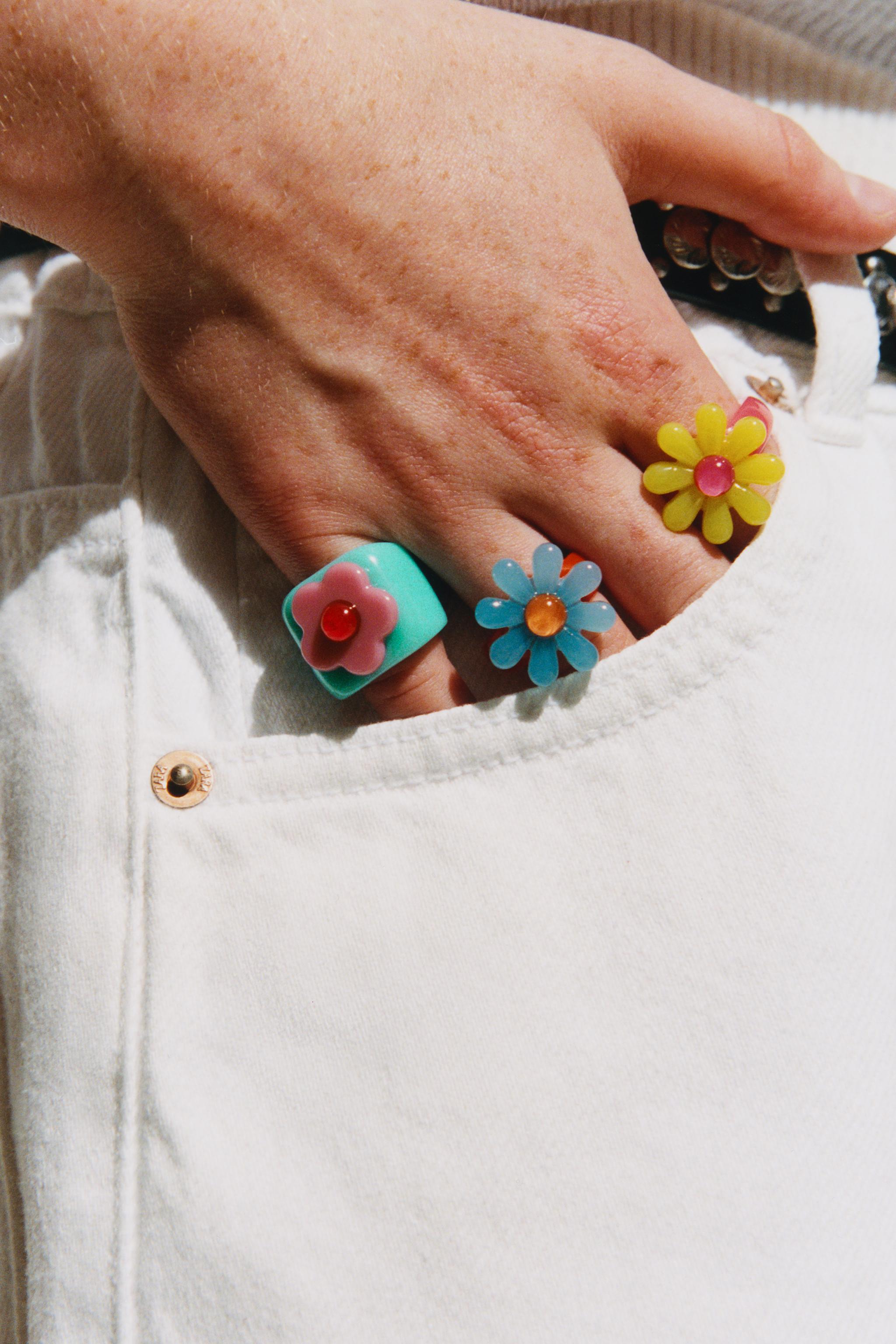 THREE-PACK OF FLOWER RINGS — Multicolored