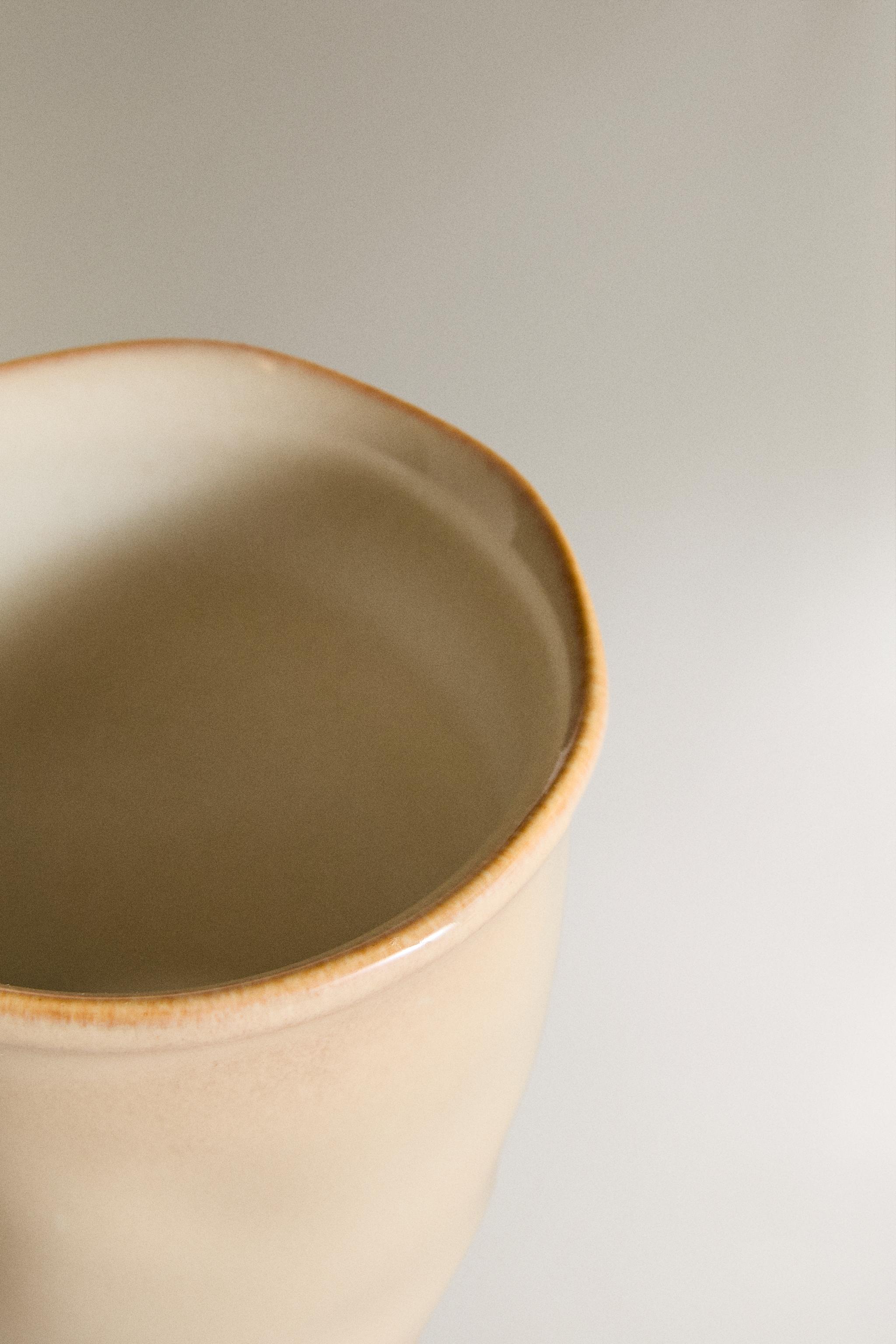STONEWARE MUG WITH IRREGULAR EDGE