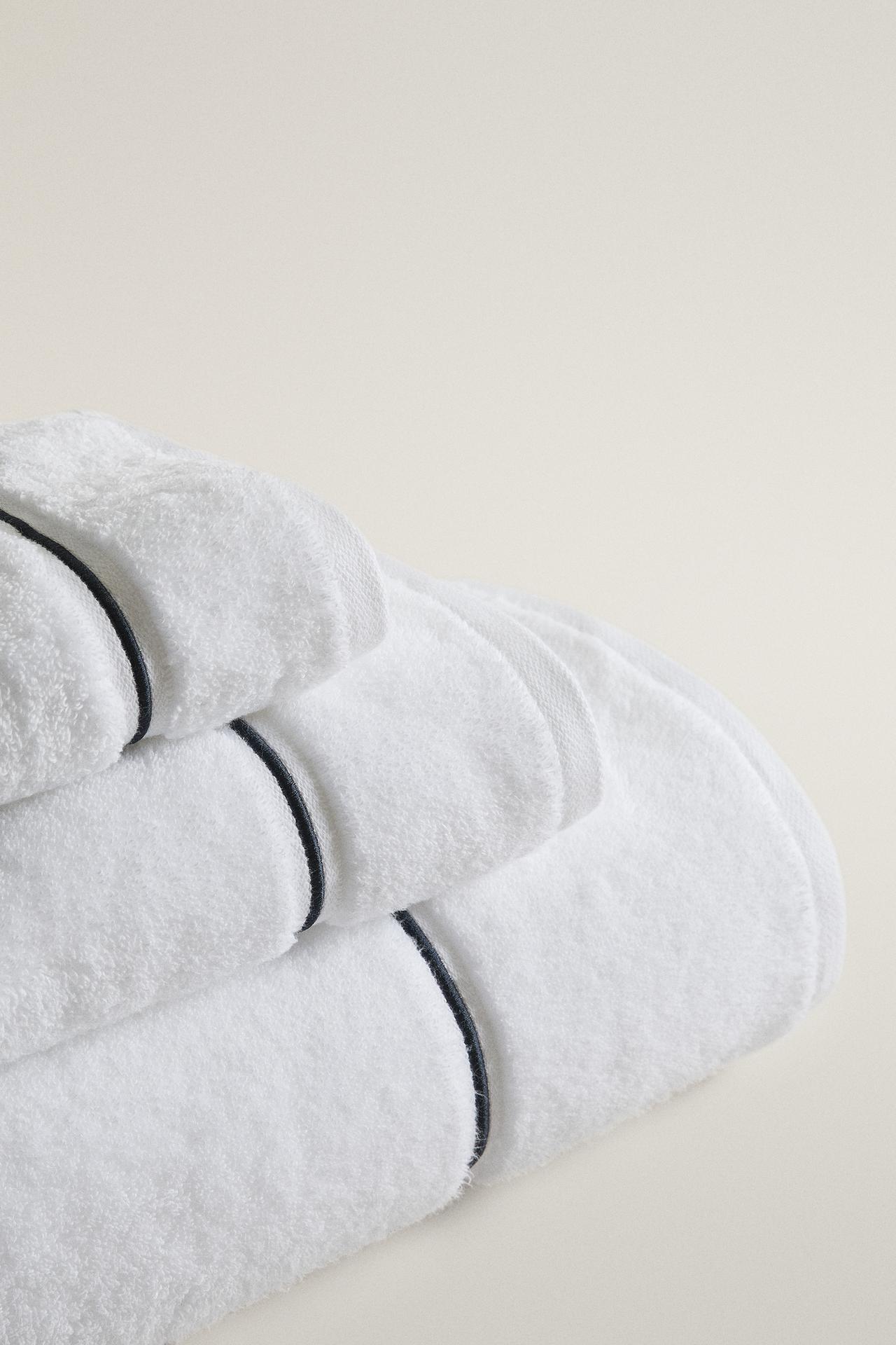 SCALLOPED EMBROIDERED BATH TOWEL — Navy / White