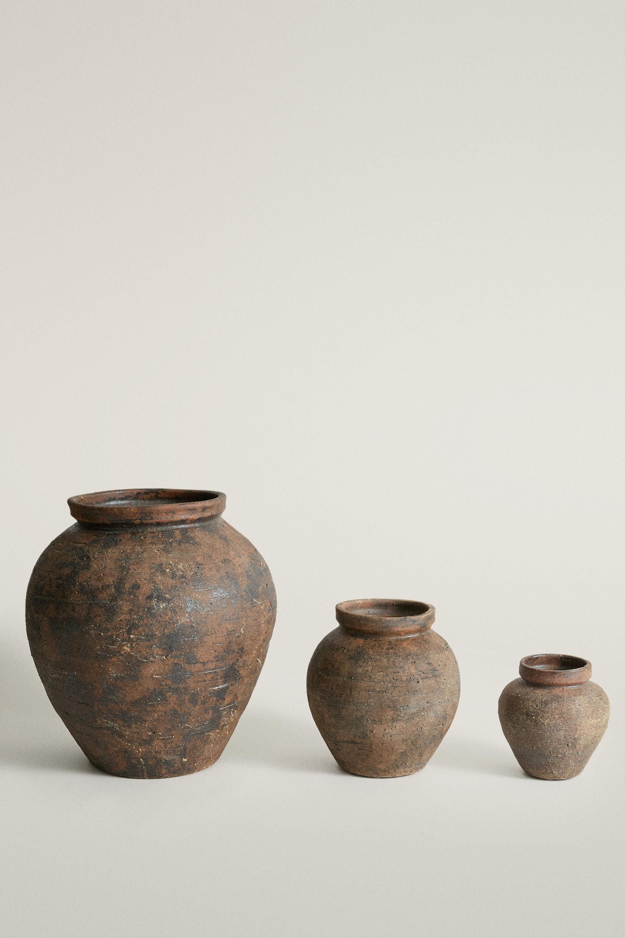 DECORATIVE TEXTURED CERAMIC VASE