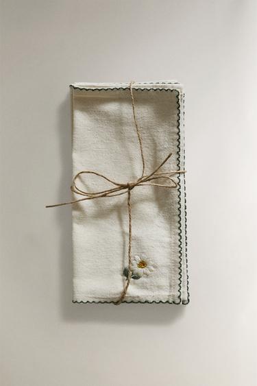 PACK OF EMBROIDERED FLORAL NAPKINS (PACK OF 4) - Ecru by Zara