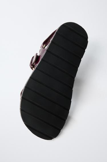 SANDALES À BOUCLES EN CUIR - Grenat de Zara - Image 6