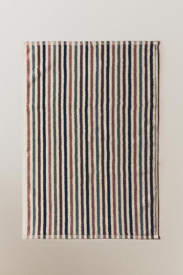 POWDER TONE STRIPED BATH MAT - متعدد الألوان الخاص بـ Zara