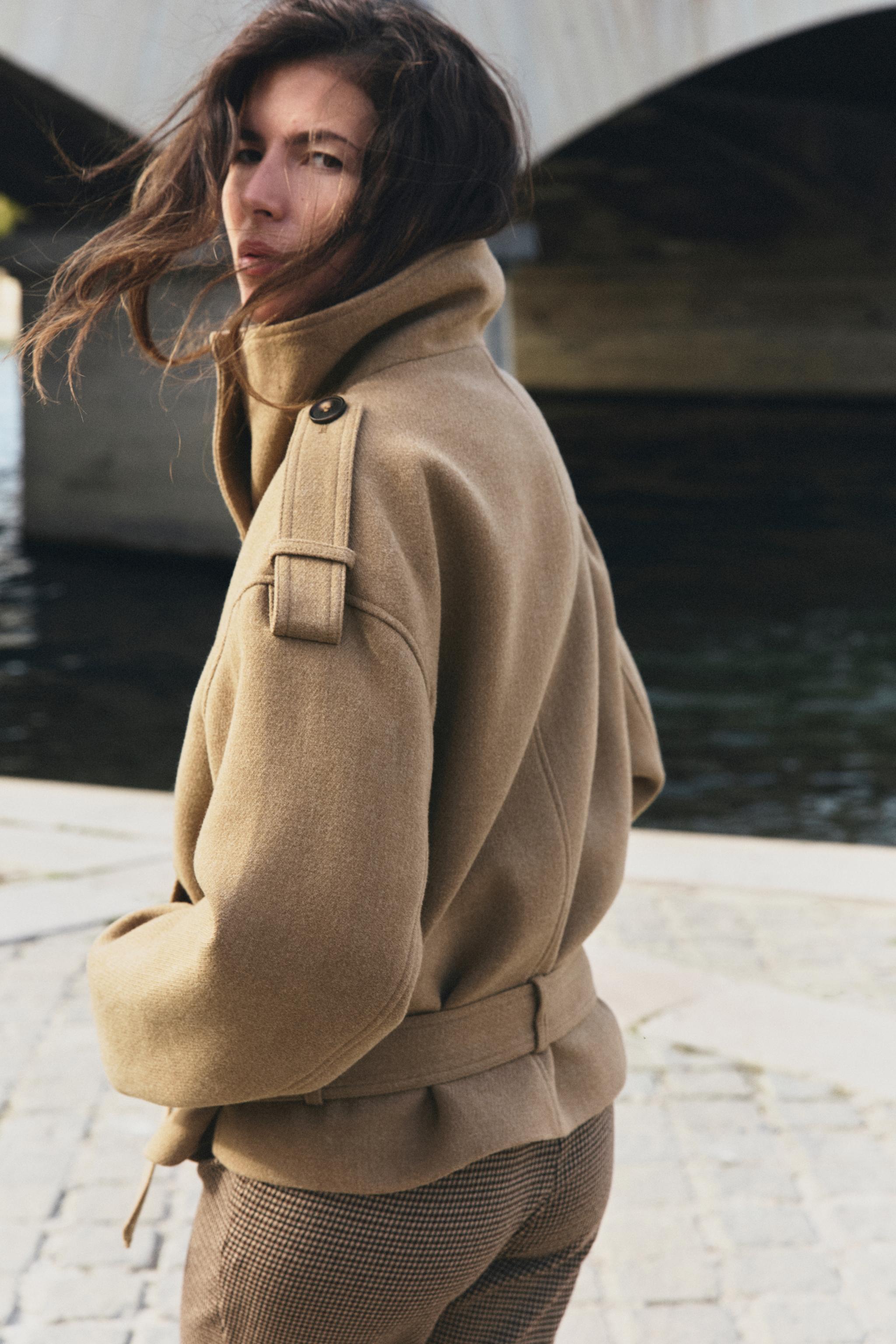 MANTEAU COURT COL MONTANT CEINTURE