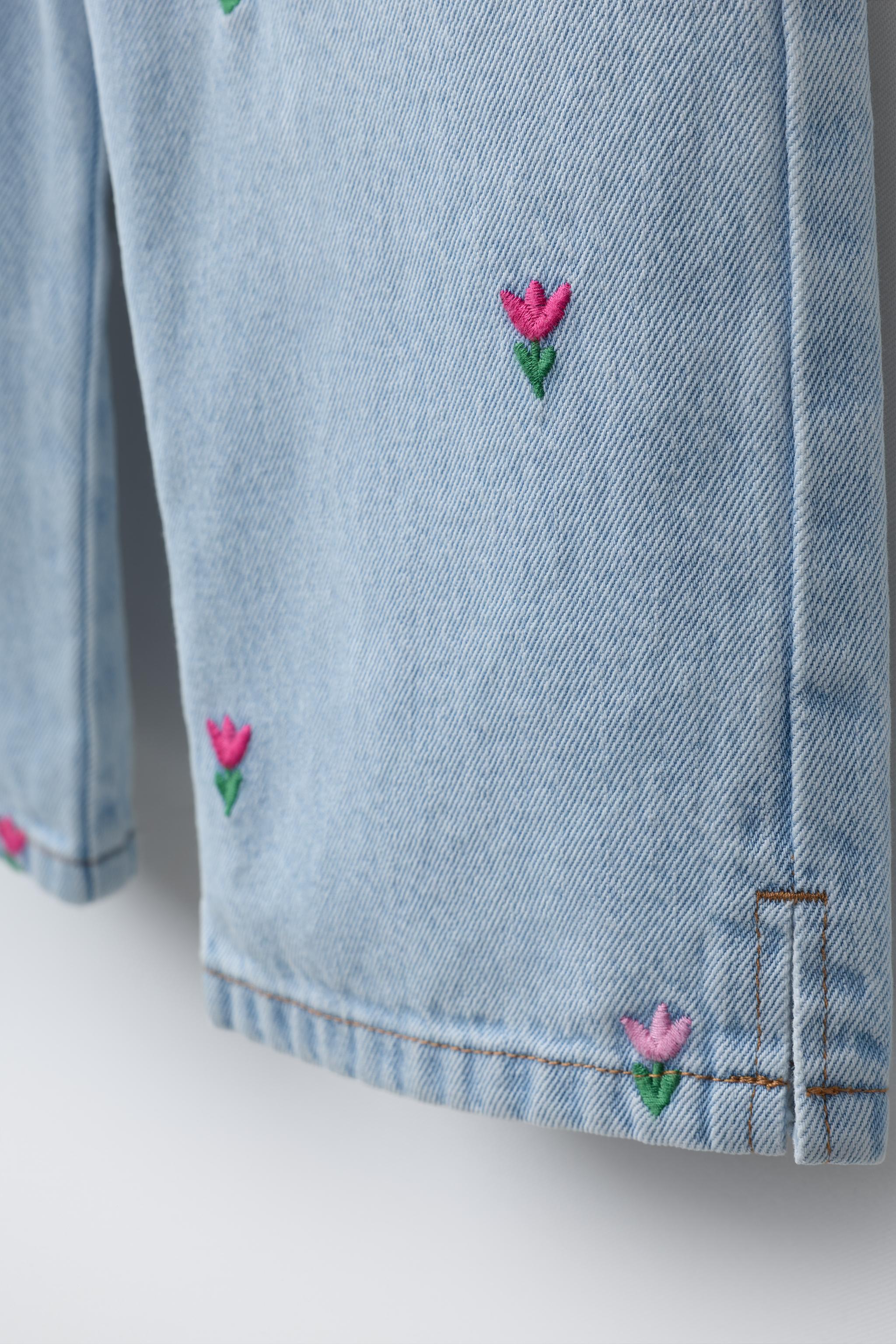 SALOPETTE EN JEAN À TULIPES BRODÉES
