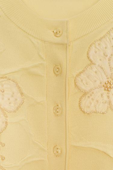 GILET EN MAILLE TEXTURÉE AVEC FANTASIE - Jaune clair de Zara - Image 6