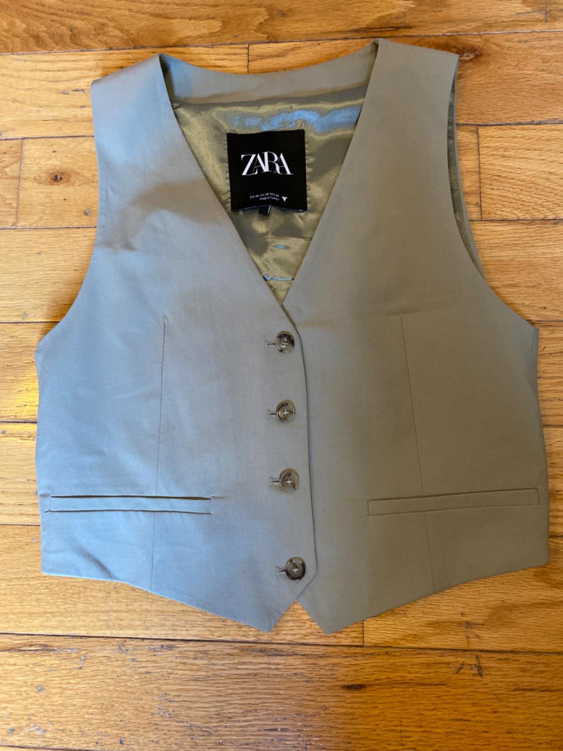 SHORT FITTED VEST
