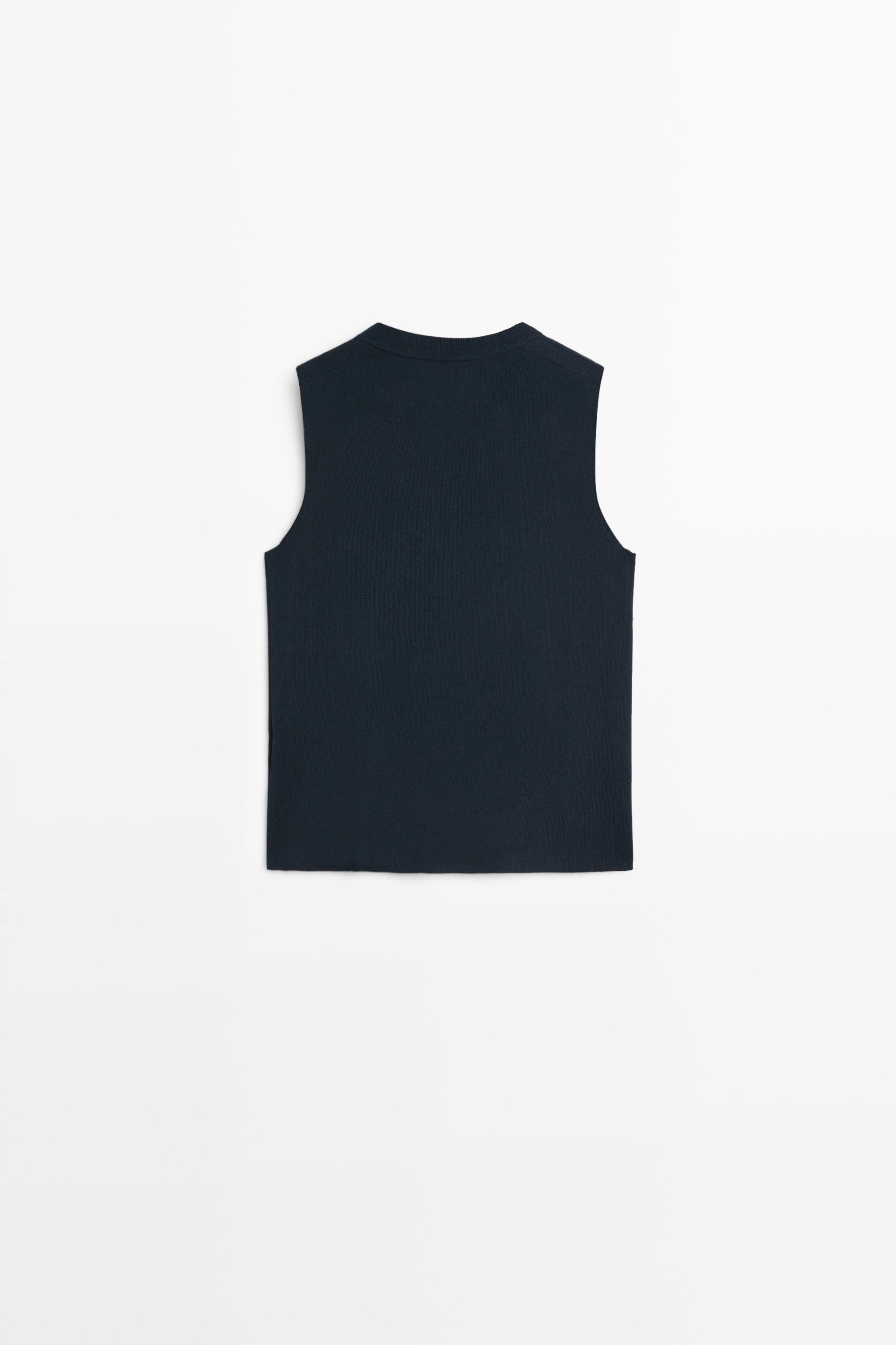 Fine-knit vest with covered buttons