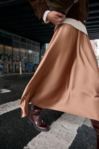 FALDA MIDI SATINADA - Camel medio de Zara