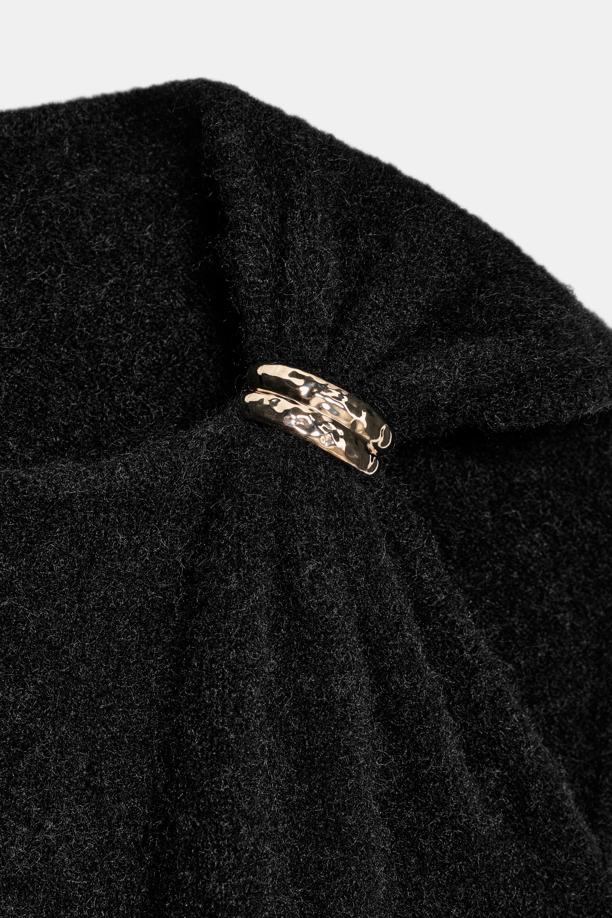 SLEEVELESS KNIT JUMPER WITH BROOCH