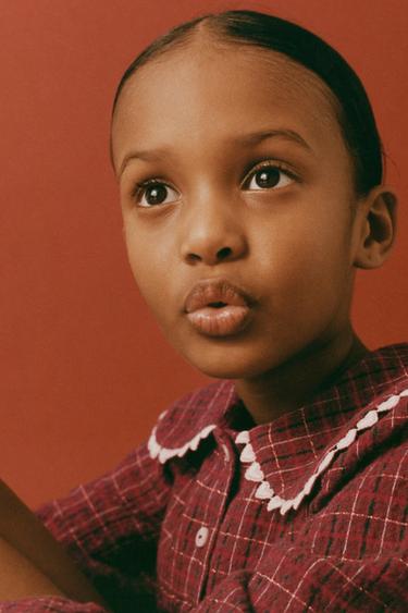 ROBE À CARREAUX, DENTELLE ET CŒURS - Rouge de Zara
