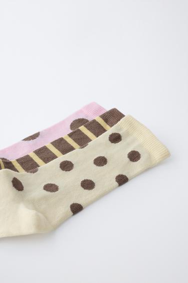 LOT DE TROIS CHAUSSETTES LONGUES À RAYURES ET À POIS - Jaune de Zara - Image 3