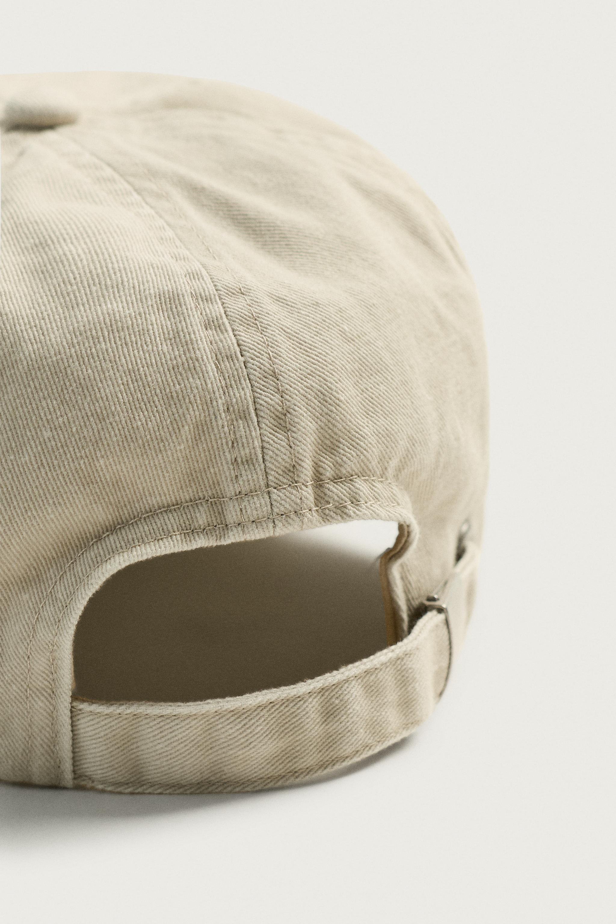 CASQUETTE À INSCRIPTION BRODÉE CONTRASTÉE