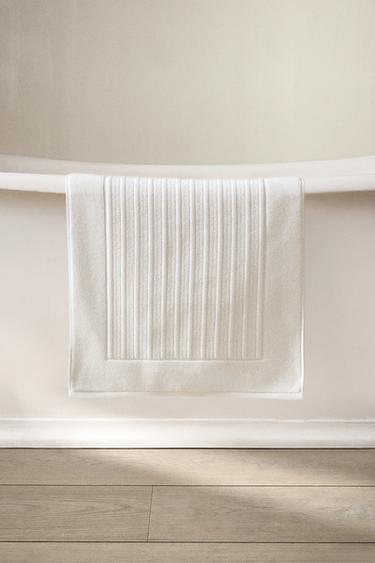 VELOUR BATH MAT WITH STRIPED TEXTURE - White by Zara