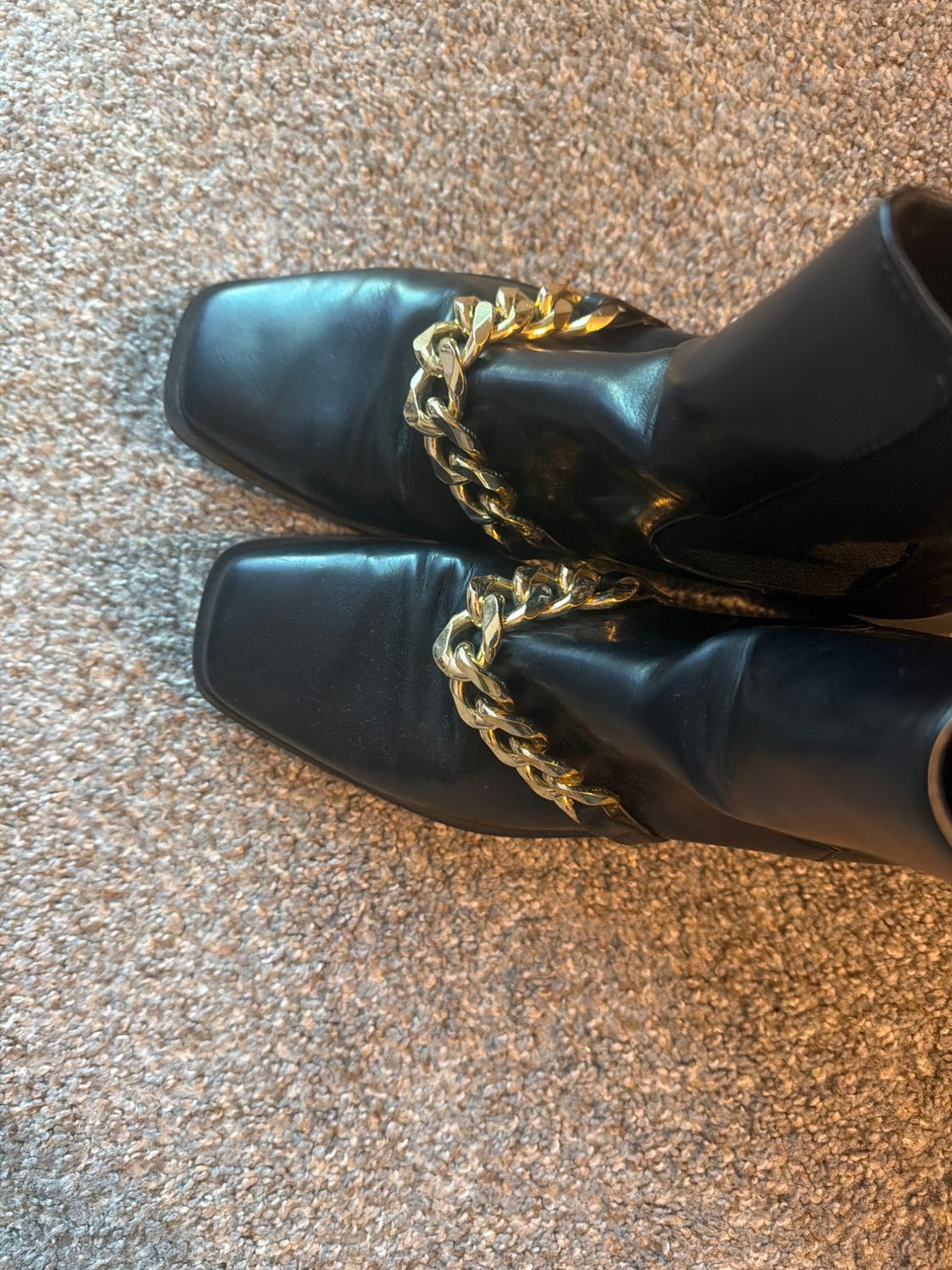 BLACK WOMEN BOOTS WITH GOLD CHAIN - Image 3