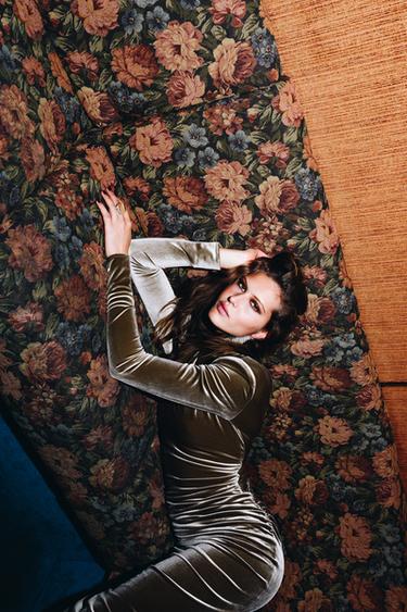 DRAPED VELVET DRESS WITH SHOULDER PADS - Light grey by Zara