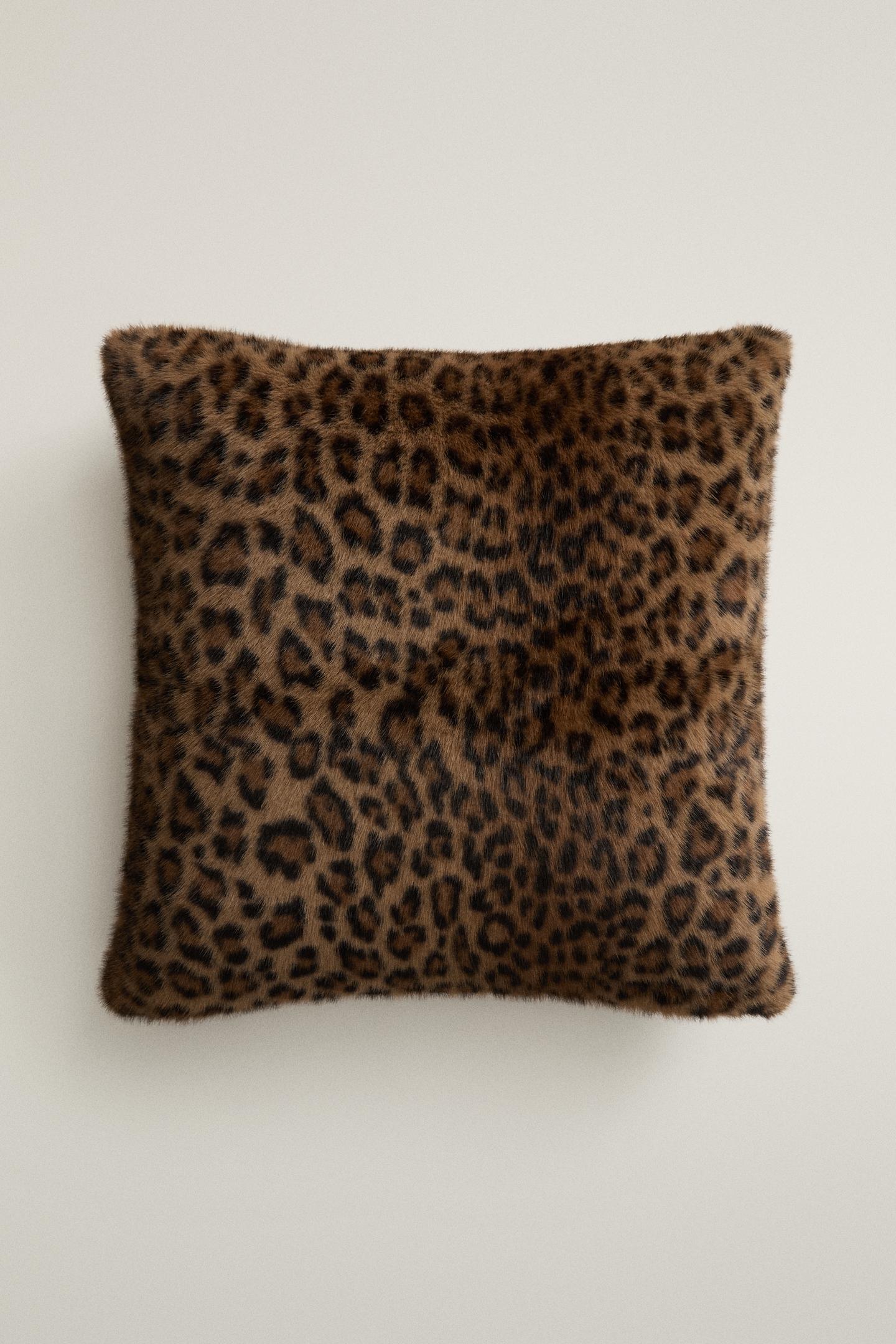 Подушка Zara Animal Print Faux Fur Throw Pillow Cover, цвет: Леопардовый — фото 3