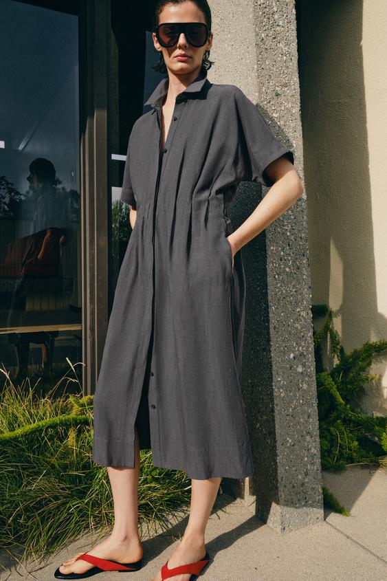 Sada tmav� �ed�ch �at� s knofl�ky vp�edu a kr�tk�mi ruk�vy, bo�n�mi kapsami, �erven�mi sand�ly.