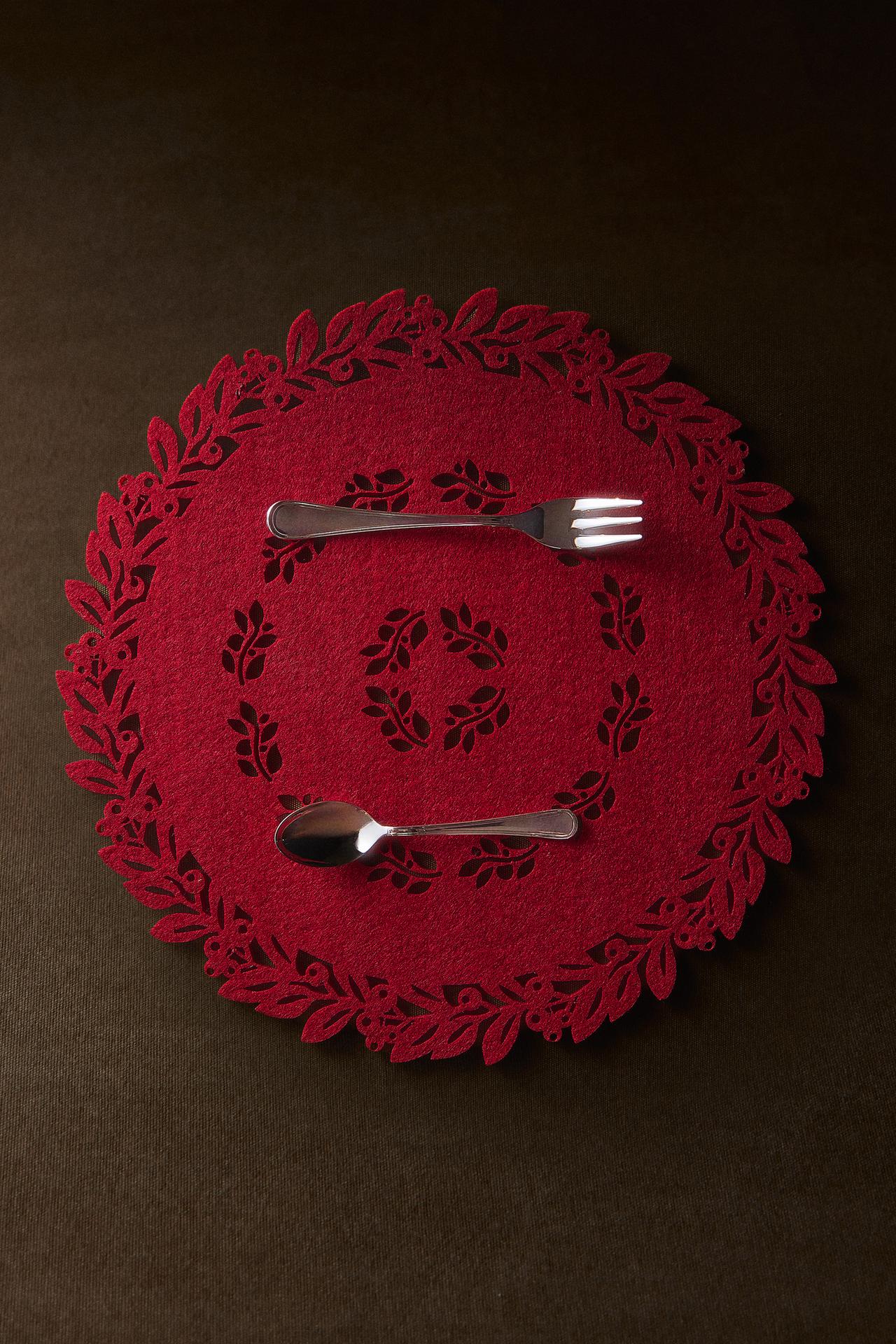 CHRISTMAS FELT PLACEMAT — Red