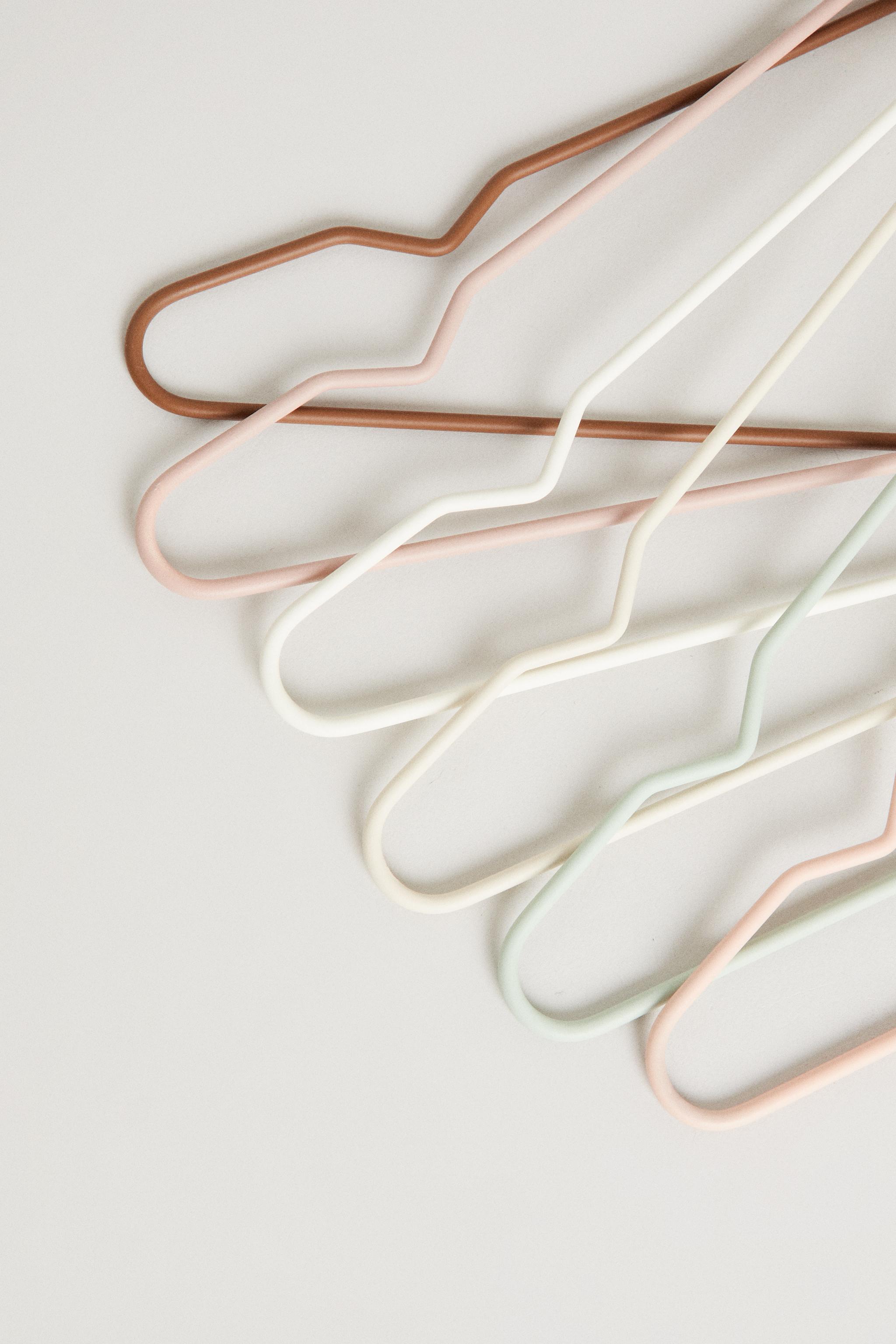 KIDS’ COLORED HANGERS (PACK OF 6) — Multicolored