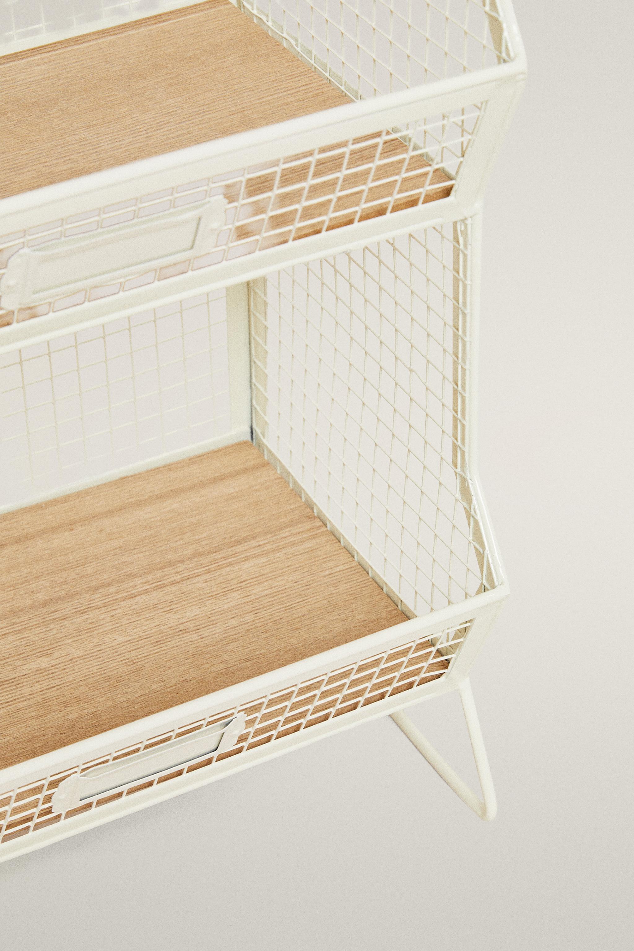 STORAGE UNIT WITH SHELVES
