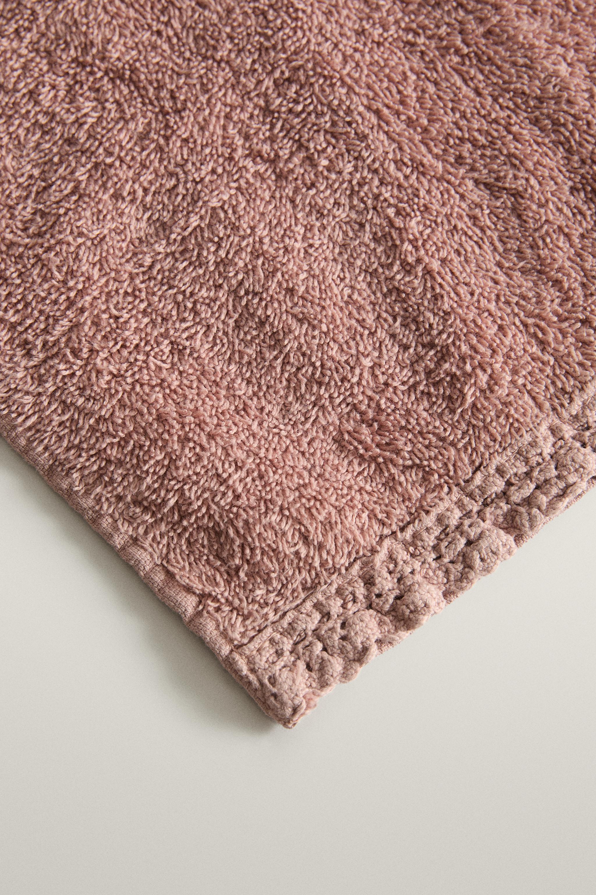 BATH TOWEL WITH CROCHET EDGE