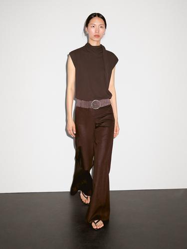 Camiseta detalle cuello lazada - Marrón de Zara - Imagen 0