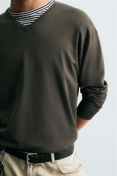 PULL BASIQUE À COL EN V - Marron de Zara - Image 5