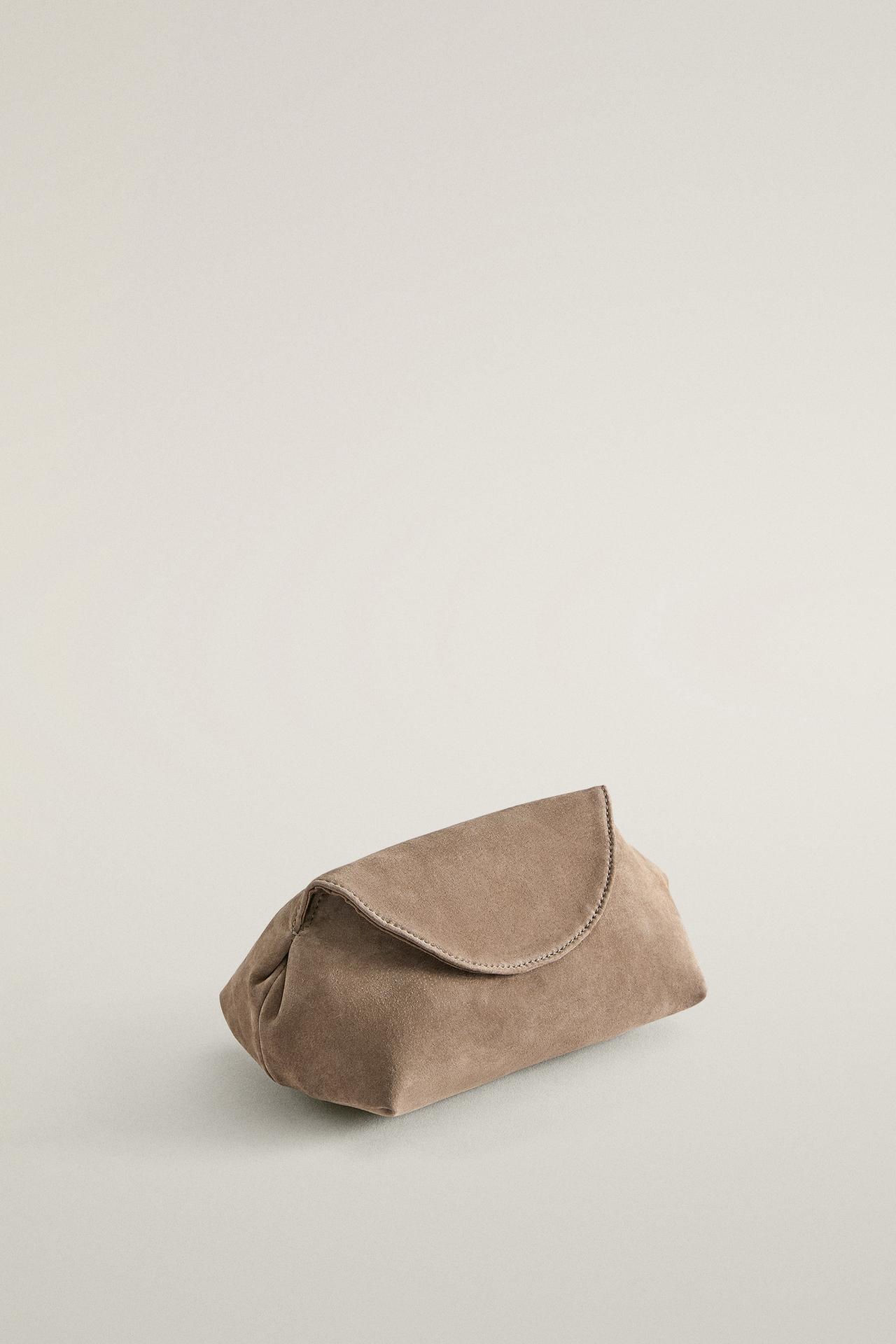 TOILETRY BAG IN SOFT LEATHER — Greenish