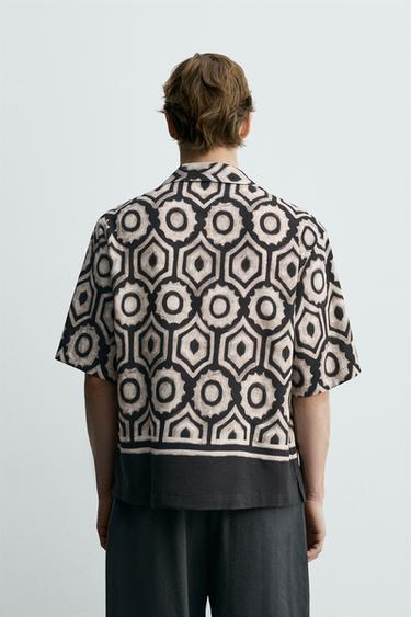 CHEMISE À IMPRIMÉ GÉOMÉTRIQUE CONTRASTÉ - Noir / Écru de Zara - Image 2