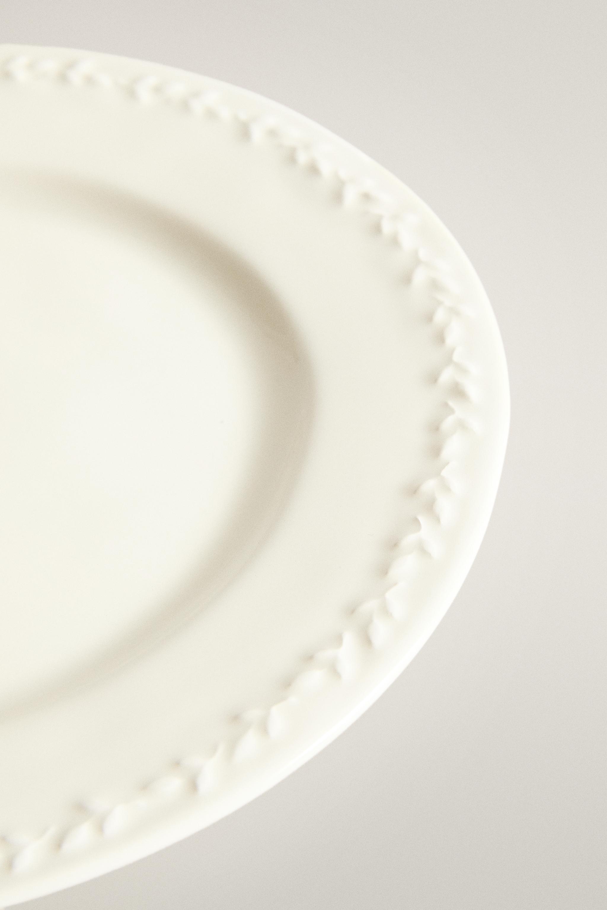 ASSIETTE À DESSERT EN FAÏENCE BORDE RELIEF