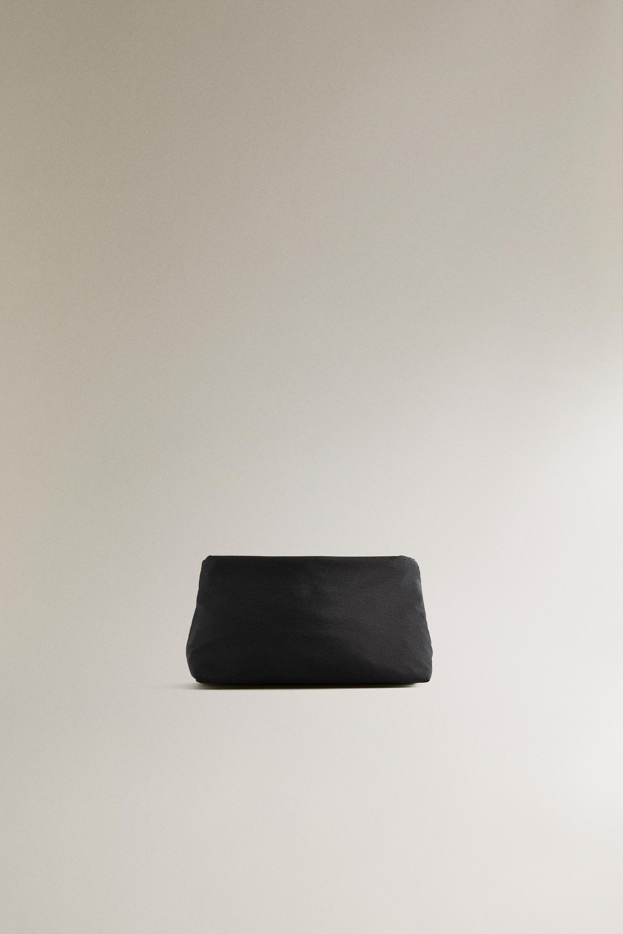 TECHNICAL FABRIC MEDIUM TOILETRY BAG — Black