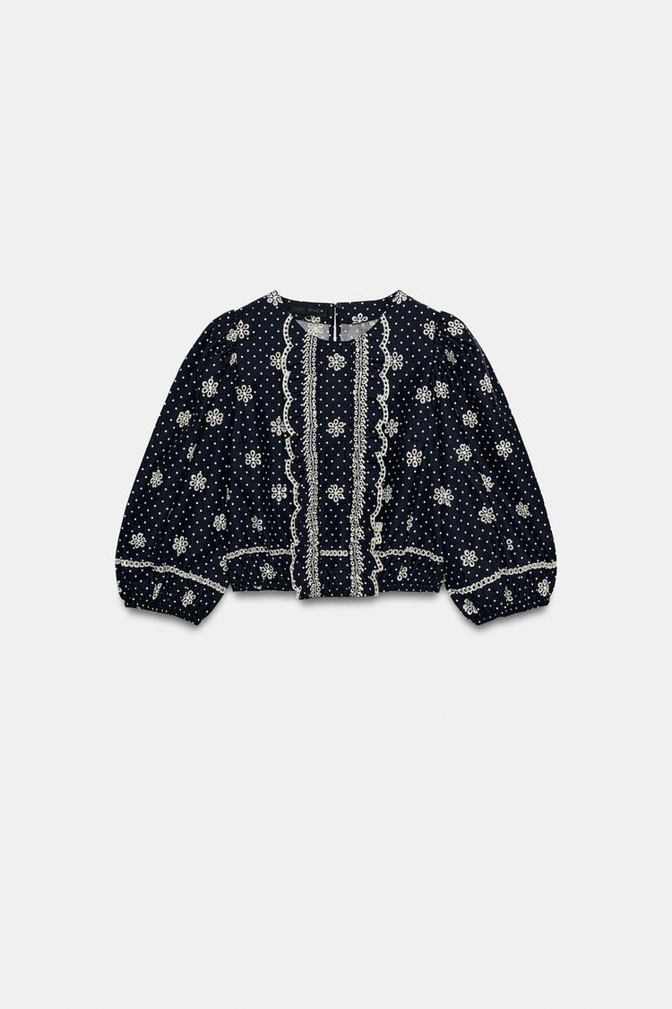 Blusa con bordado calado y lunares 6