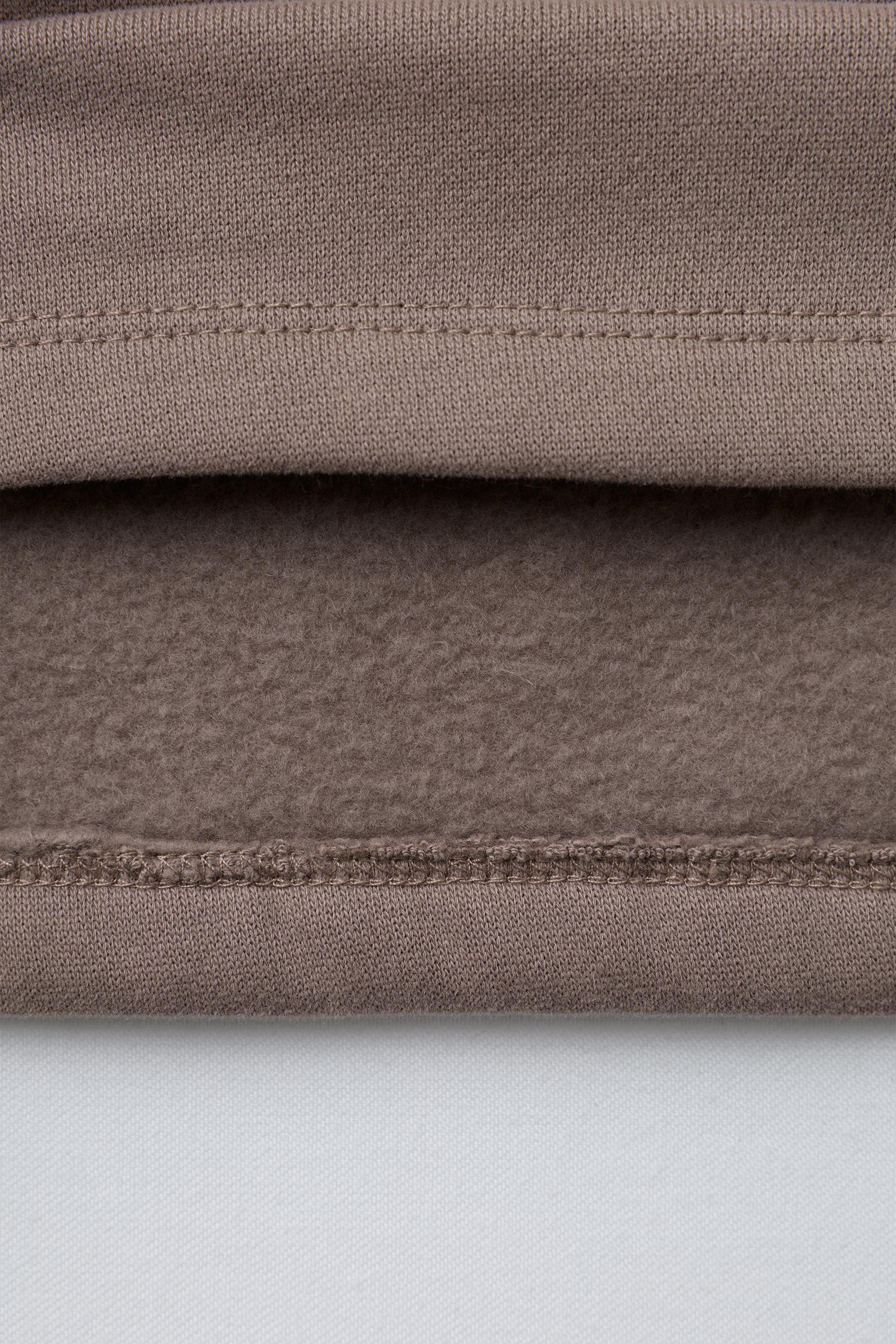 SWEAT À INSCRIPTION ET LOGO EN RELIEF