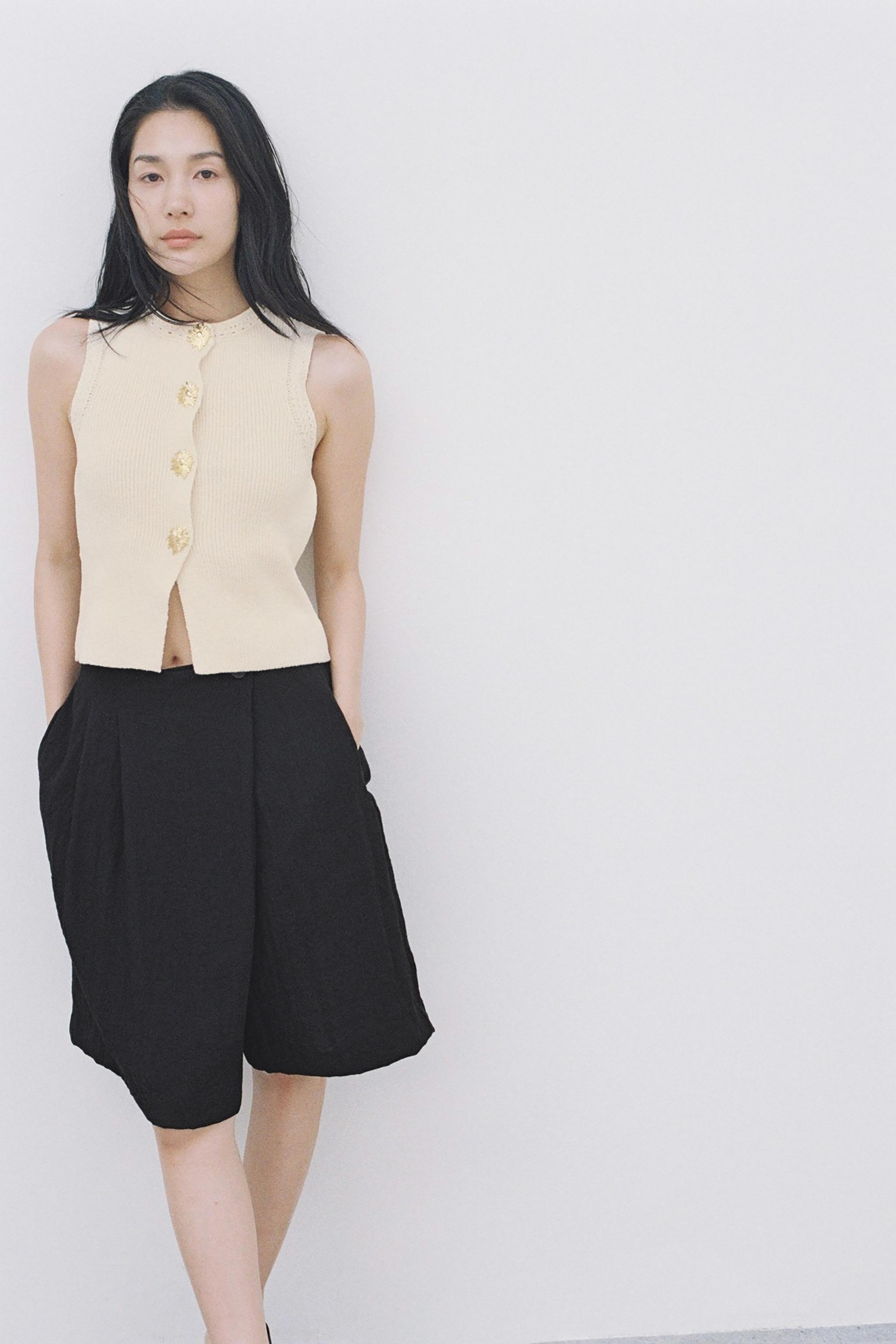 ゴールドボタン付きニットトップス - ライトベージュ | ZARA