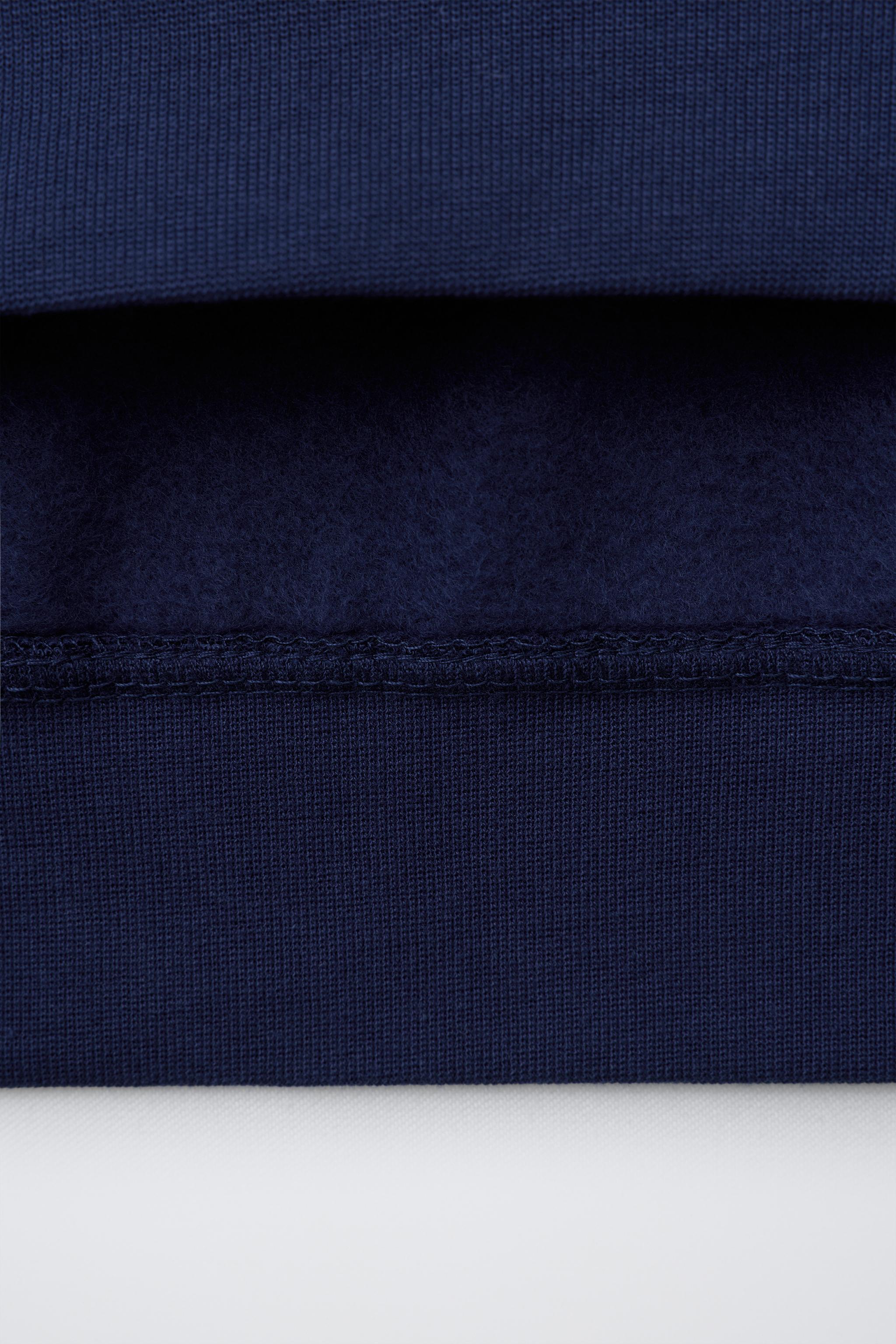 SWEAT BASIQUE À INSCRIPTION ET ÉTIQUETTE