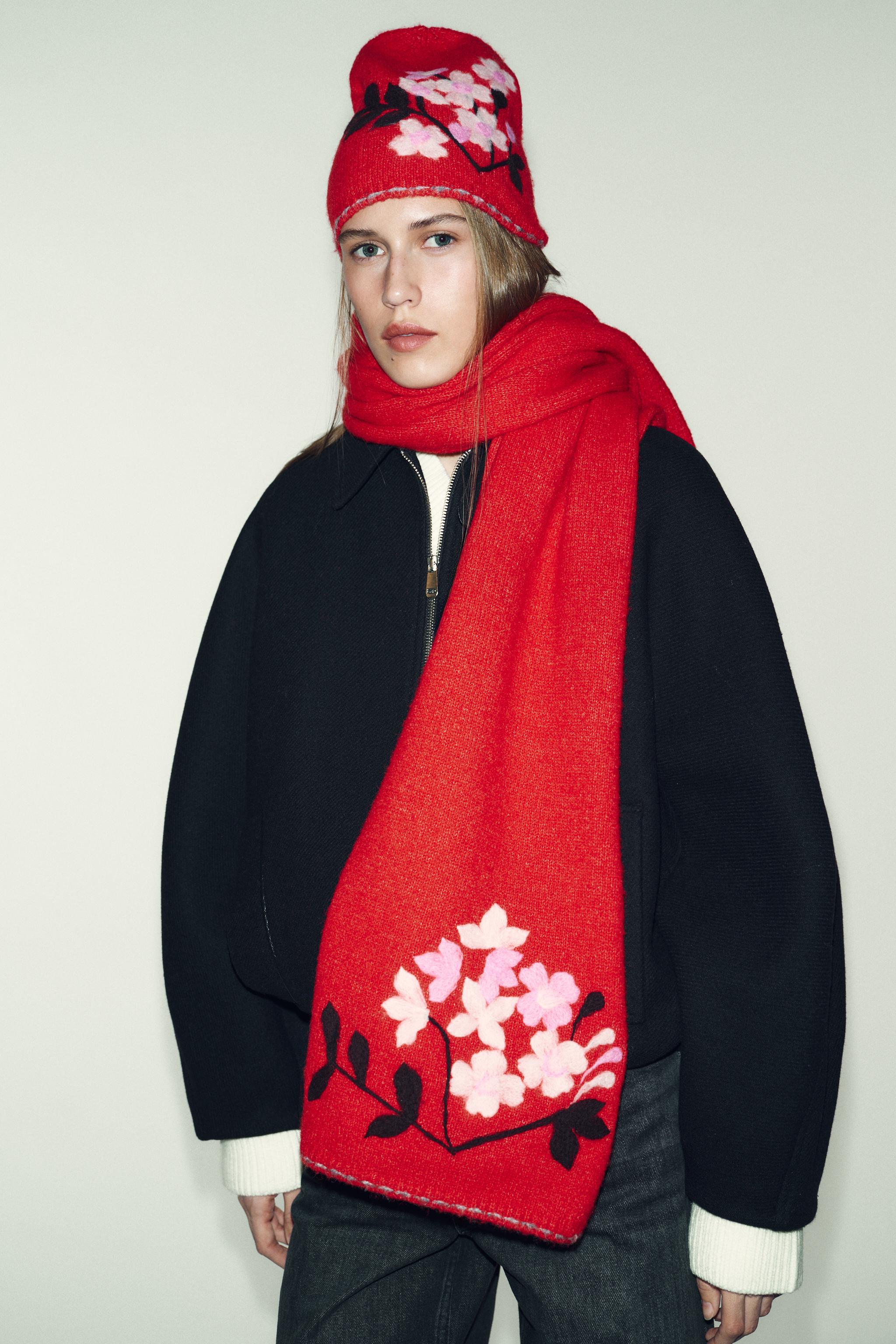 KNIT SCARF WITH CONTRASTING FLOWERS