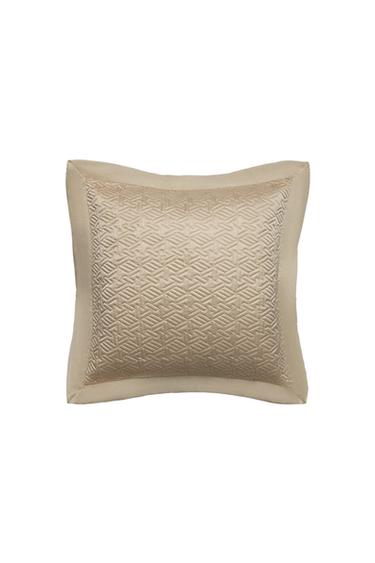 GEOMETRIC SATIN CUSHION COVER - بيج داكن الخاص بـ Zara