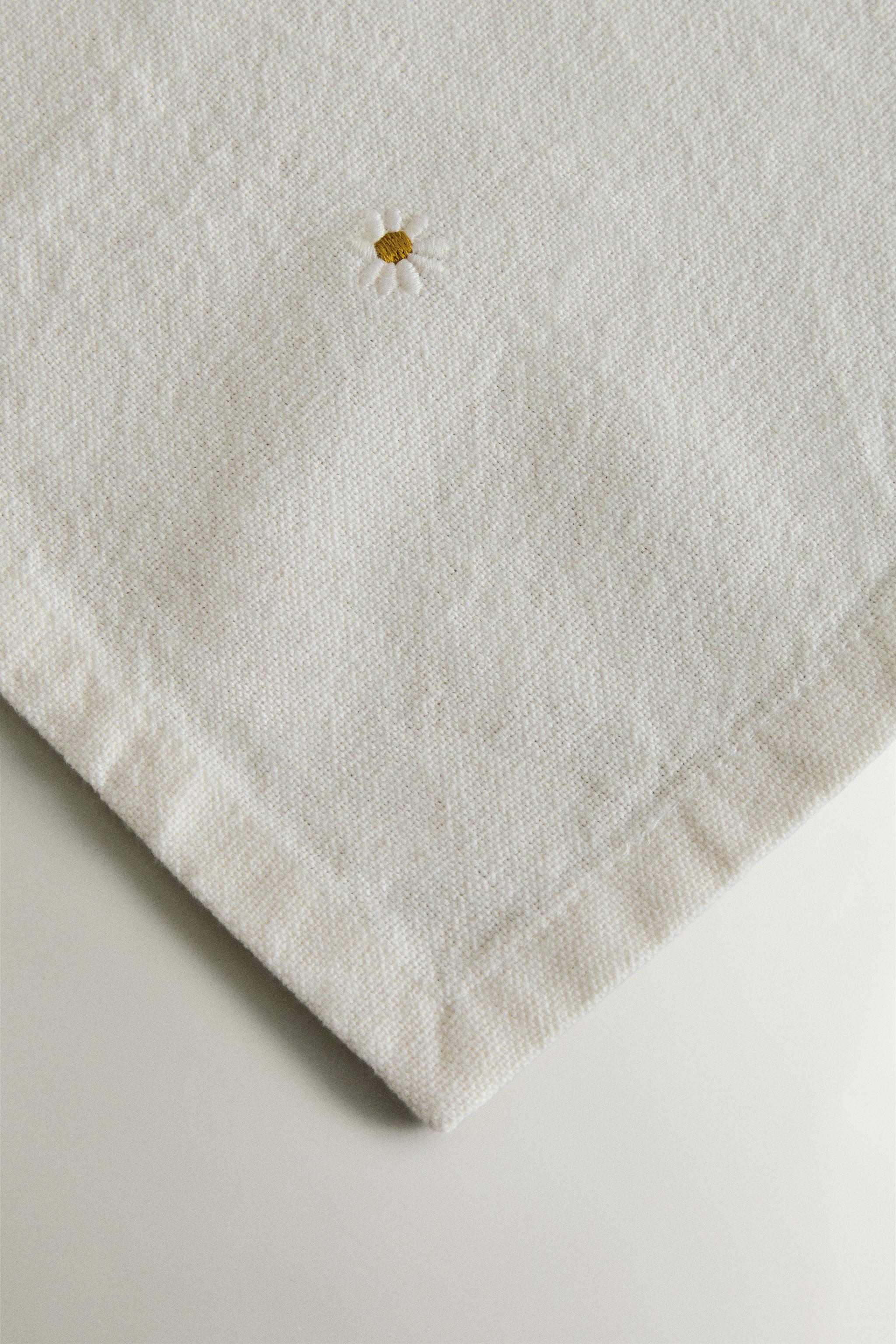 CLOVER AND DAISY EMBROIDERED TABLECLOTH