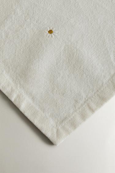 EMBROIDERED CLOVER AND DAISY TABLECLOTH - Ecru by Zara - Image 2