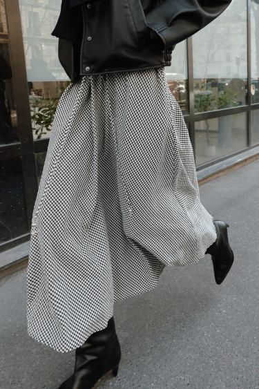 FALDA MIDI CUADRO VICHY - Crudo / Negro de Zara