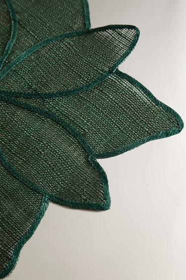 CHRISTMAS RAMIE POINSETTIA PLACEMAT - Green by Zara - Image 1