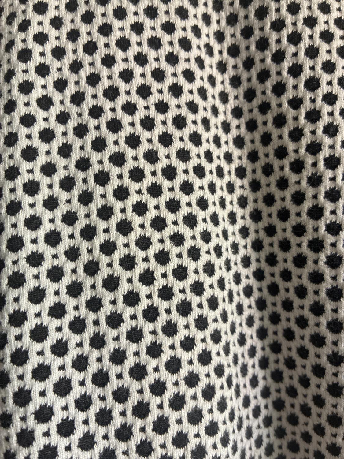 MAGLIA JACQUARD BIANCA E NERA MANICHE CORTE CON RISVOLTO - Image 4
