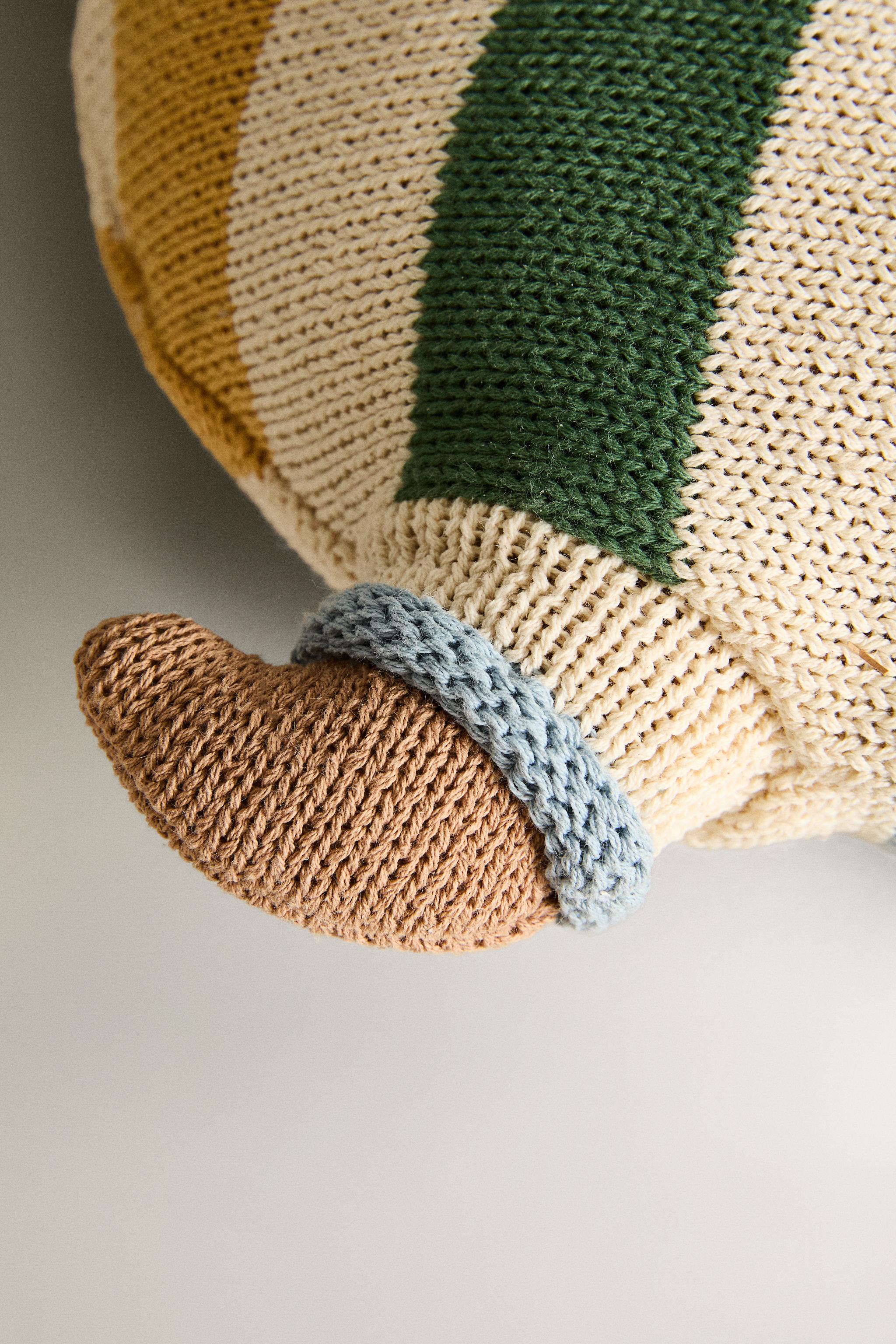 KIDS KNITTED DOG CUSHION