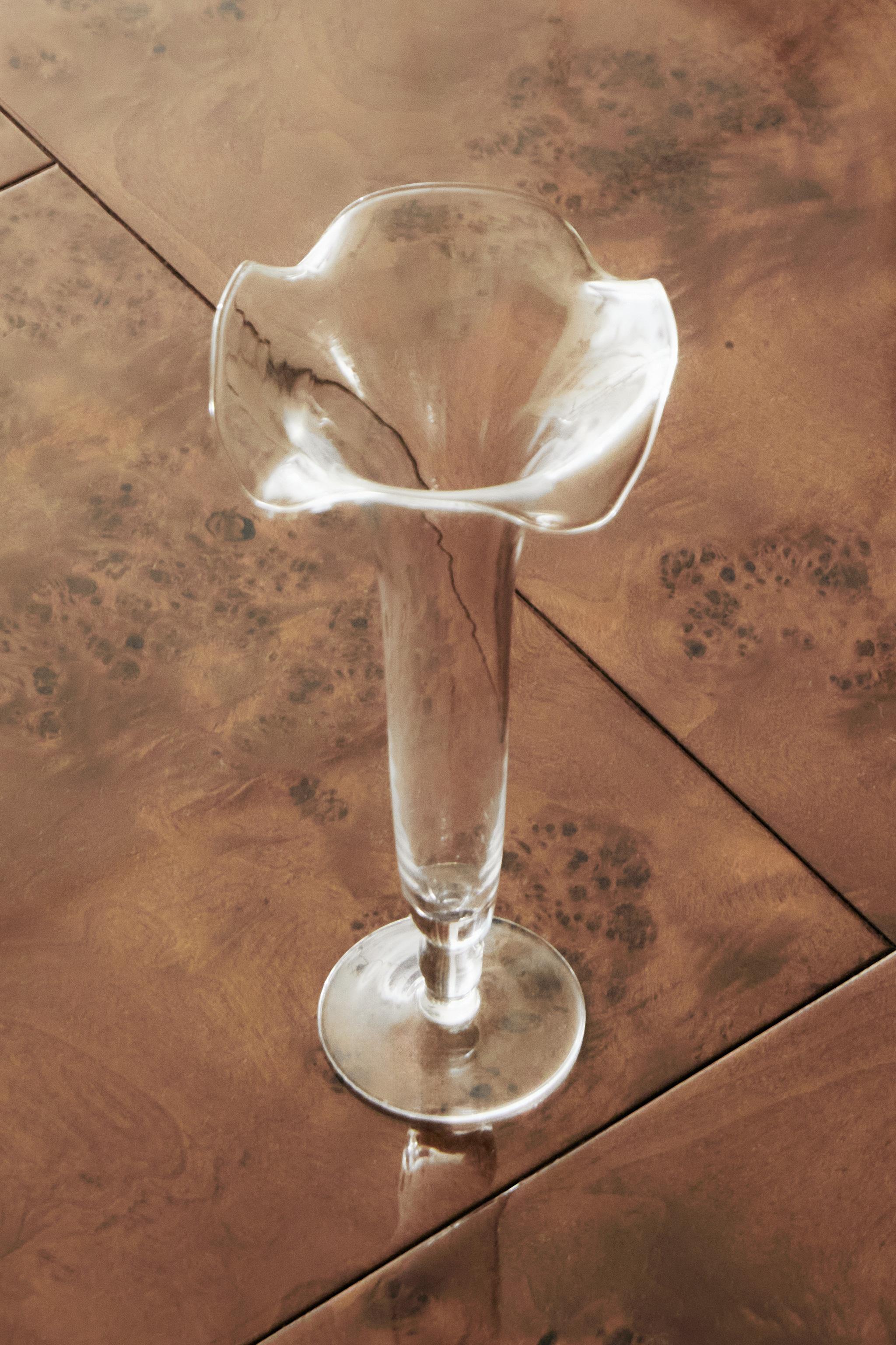 FLOWER-SHAPED GLASS VASE