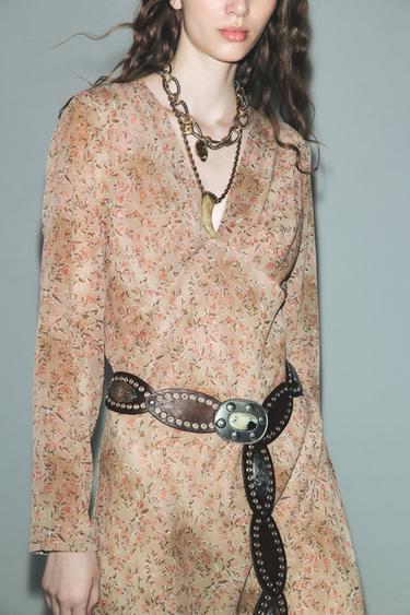 CINTURÓN OVALADO PIEL TACHAS - Marrón de Zara