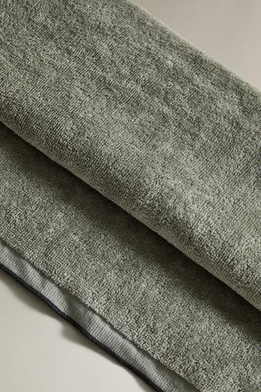 SERVIETTE DE BAIN VELOURS OVERLOCK - Verdâtre de Zara - Image 3