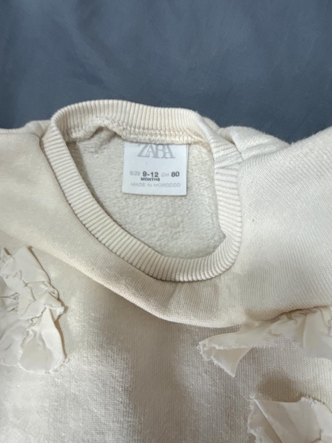 SWEATSHIRT WITH FLORAL APPLIQUÉS - Image 2